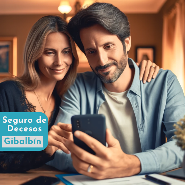 Imagen horizontal de una atractiva pareja, de entre 35 y 55 años, de rasgos andaluces, de Gibalbín, pedanía de Jerez de la Frontera, Cádiz. Están utilizando un teléfono móvil para solicitar un presupuesto de un plan de seguro de decesos familiar. La escena es informal y cómoda, ambientada en un ambiente de sala de estar que refleja una cálida decoración del sur de España. La imagen incluye la URL: https://www.segurodedecesos.top/ de manera visible, realzando el contexto de la consulta del seguro.