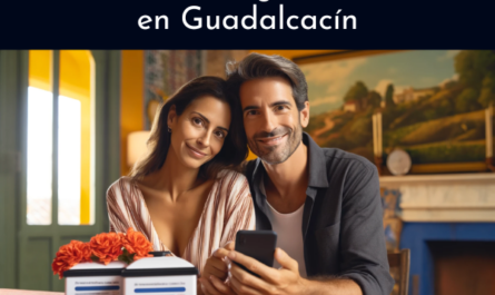 Imagen cuadrada de una atractiva pareja, de 35 a 55 años, de rasgos andaluces, de Guadalcacín, Pedanía de Jerez de la Fra., Cádiz. Están utilizando juntos un teléfono móvil para solicitar un presupuesto para un plan de seguro funerario familiar. La escena incluye una URL visible: https://www.segurodedecesos.top/. El entorno refleja el interior de una casa típica andaluza, con colores brillantes y decoración tradicional, enfatizando el trasfondo cultural de la pareja.