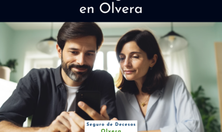 Atractivo matrimonio, de 35 a 55 años, con rasgos andaluces, de Olvera, Cádiz. Están usando juntos un teléfono móvil, mirando la pantalla, presumiblemente solicitando un presupuesto para un seguro de decesos familiar. La escena captura un momento de la vida cotidiana en el hogar, con una decoración interior que sugiere un hogar español cómodo y moderno. La imagen incluye la URL: https://www.segurodedecesos.top/ mostrada de manera destacada, lo que refleja su enfoque en la tarea.