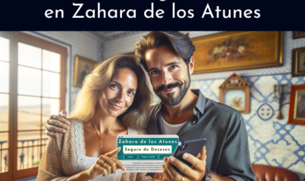 Imagen horizontal de una atractiva pareja, de 35 a 55 años, de rasgos andaluces, de Zahara de los Atunes, Cádiz. Están utilizando juntos un teléfono móvil para solicitar un presupuesto para un plan de seguro funerario familiar. La escena incluye una URL visible: https://www.segurodedecesos.top/. El entorno refleja el interior de una casa típica andaluza, con colores brillantes y decoración tradicional, enfatizando el trasfondo cultural de la pareja.